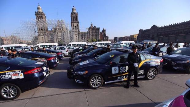 Entrega Mancera 100 patrullas híbridas y 50 taxis eléctricos